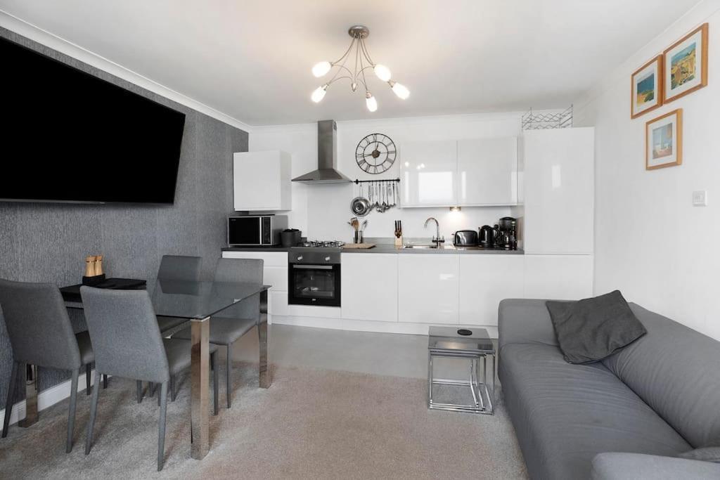 Front Flat With Parking * Shaldon