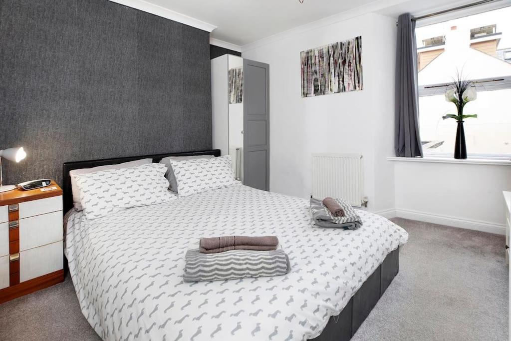 Front Flat With Parking * Shaldon